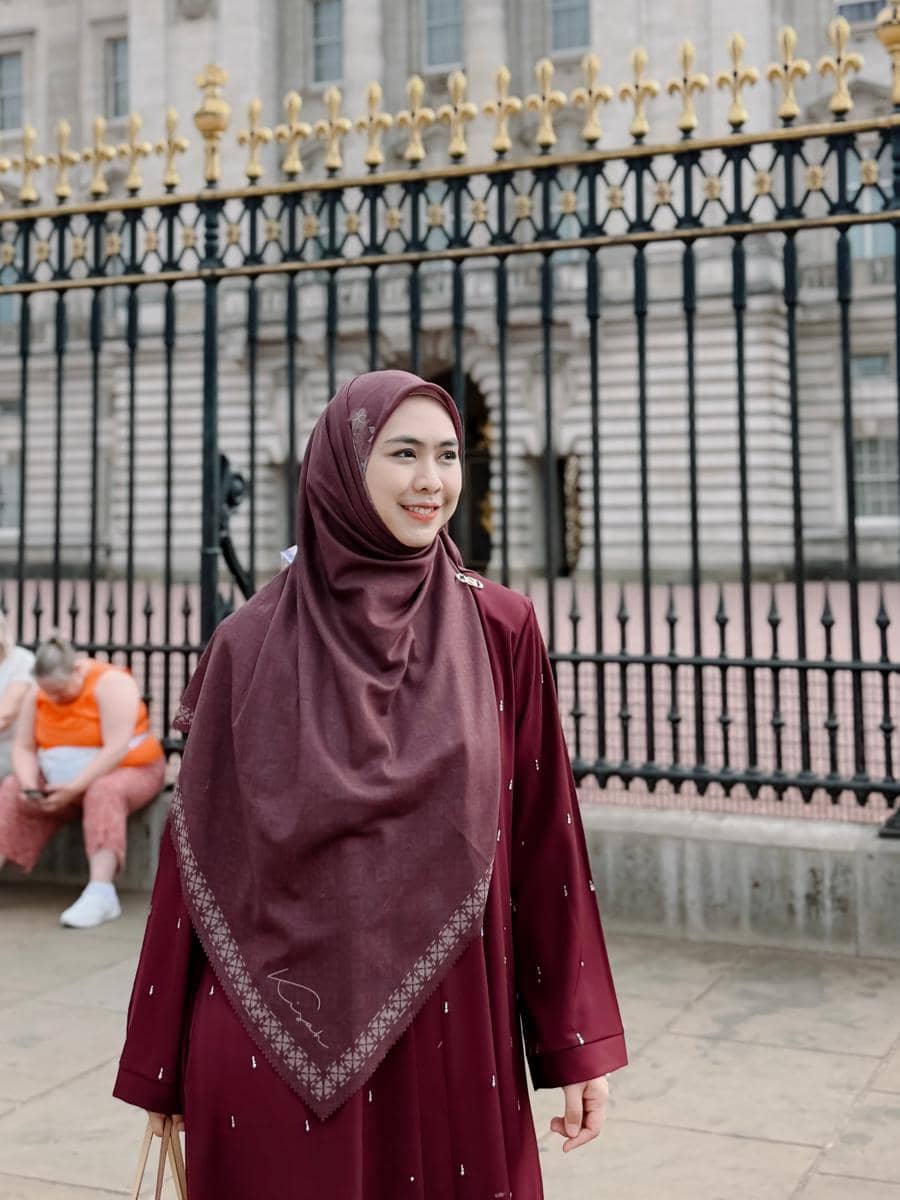 Oki Setiana Dewi dan anak jalan-jalan di Buckingham Palace