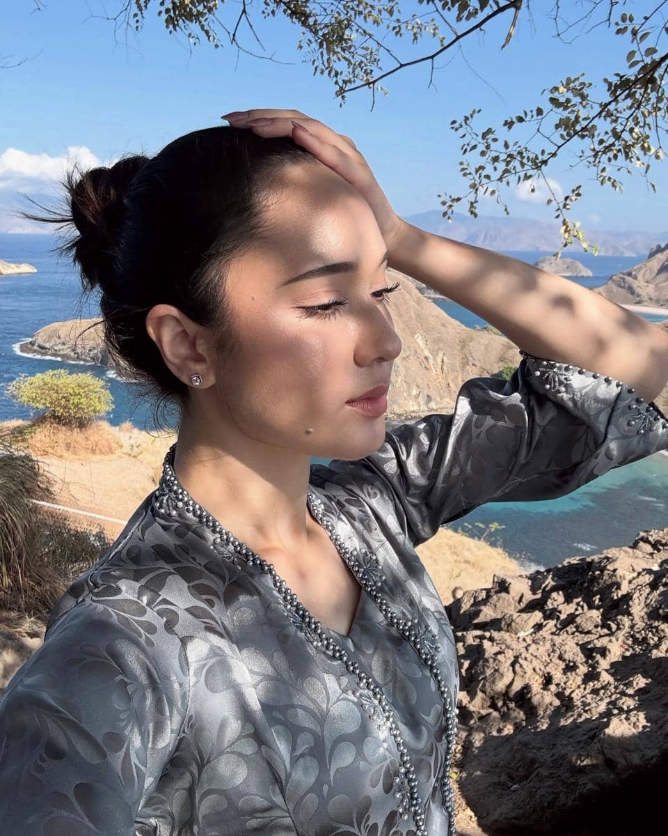 Yasmin Napper pakai kebaya di Pulau Padar
