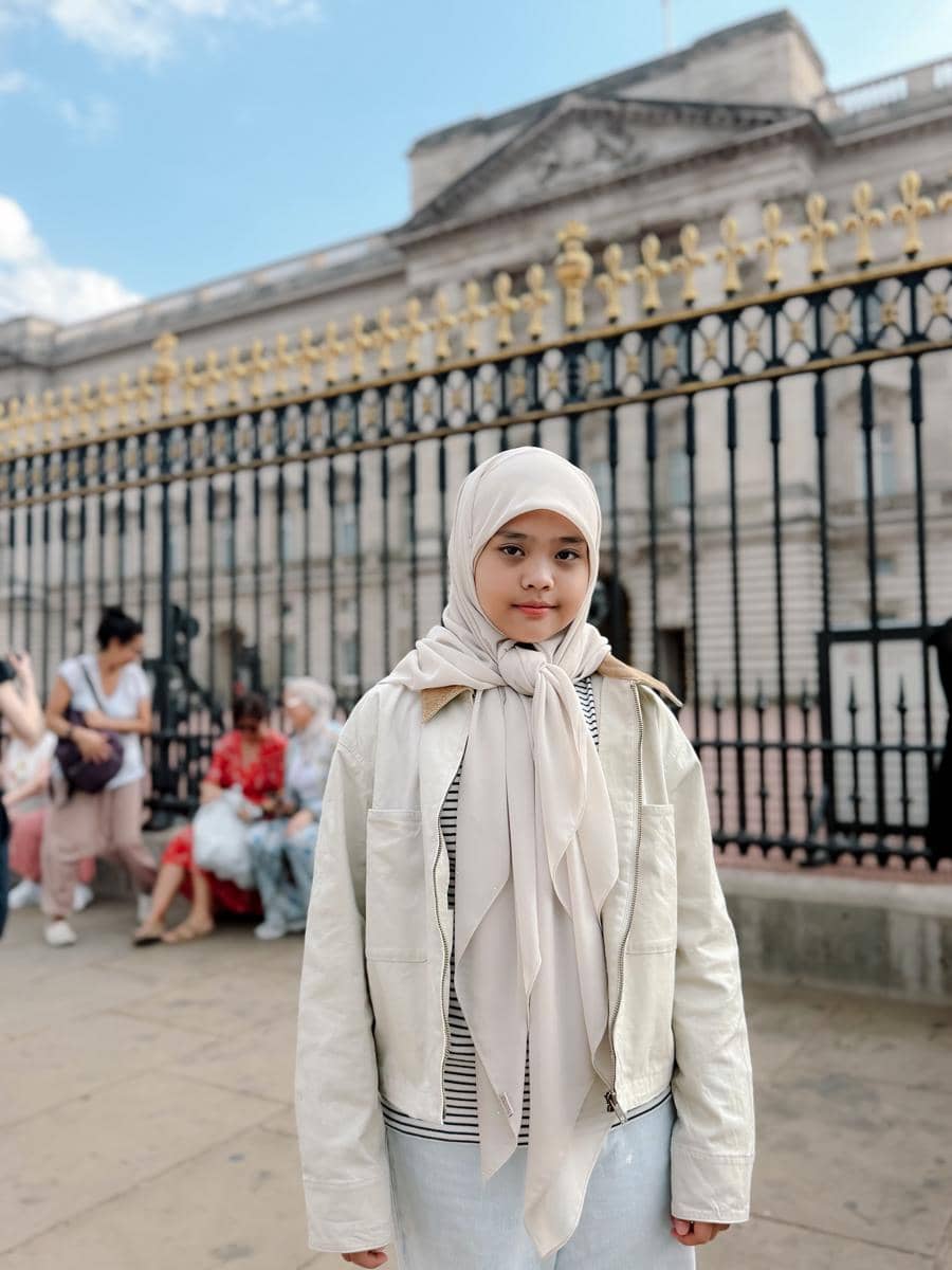 Oki Setiana Dewi dan anak jalan-jalan di Buckingham Palace