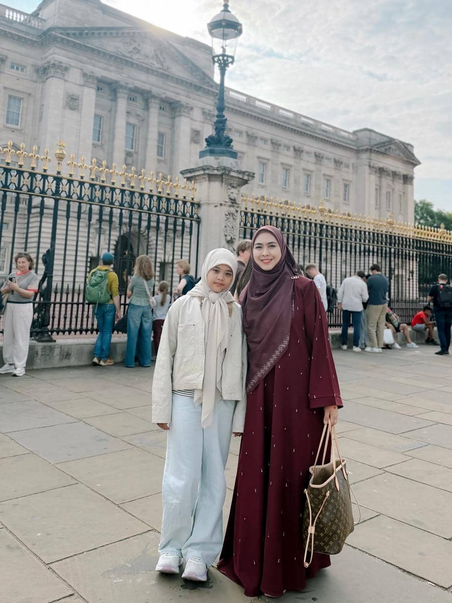 Oki Setiana Dewi dan anak jalan-jalan di Buckingham Palace