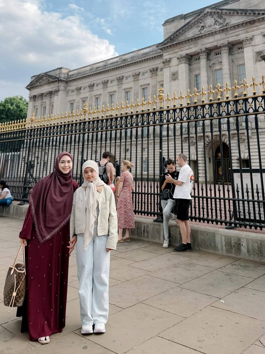 Oki Setiana Dewi dan anak jalan-jalan di Buckingham Palace