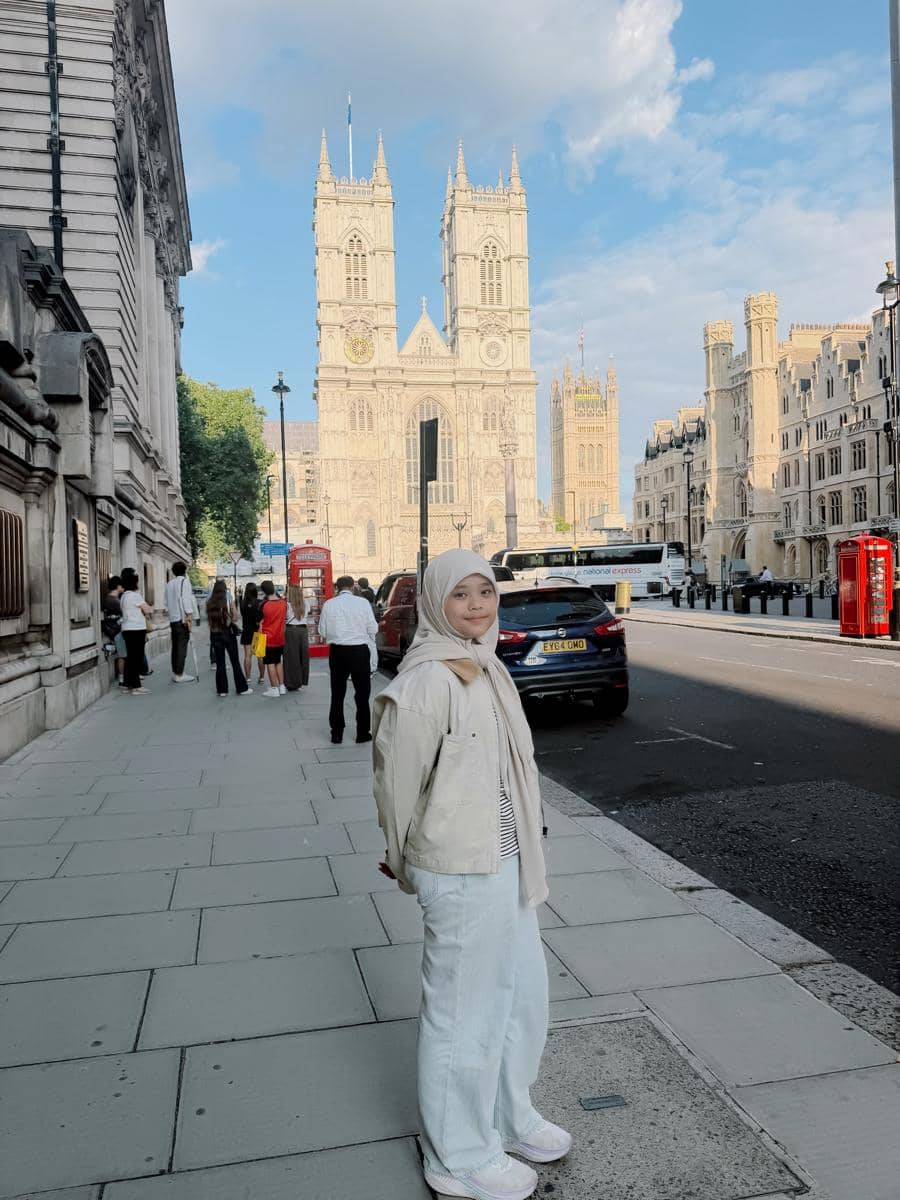 Oki Setiana Dewi dan anak jalan-jalan di Buckingham Palace