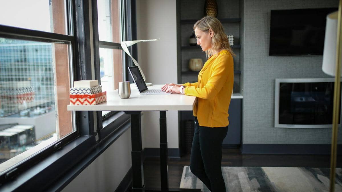 ilustrasi bekerja dengan menggunakan standing desk