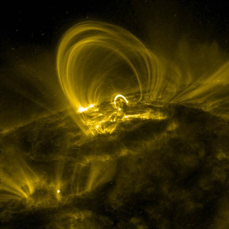 potret wilayah korona Matahari yang diambil oleh misi NASA, TRACE