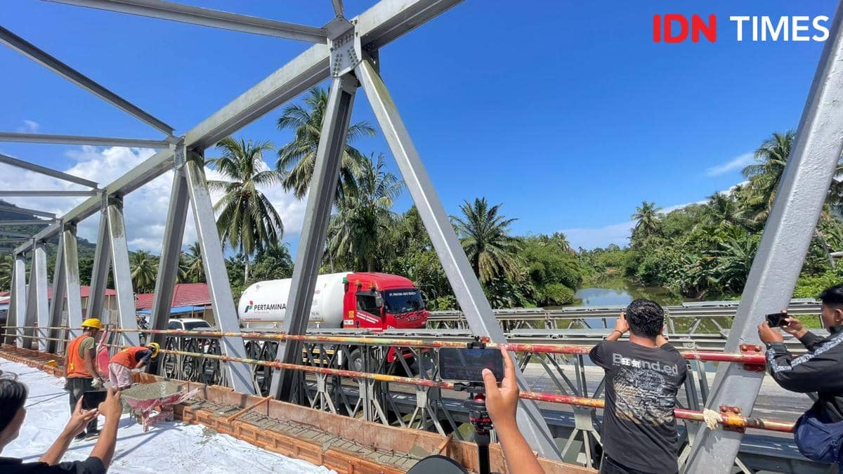 Mobil Pertamina melewati Jembatan Braille yang hanya mampu menahan beban lebih sedikit (Foto: IDN Times/Halbert Caniago)