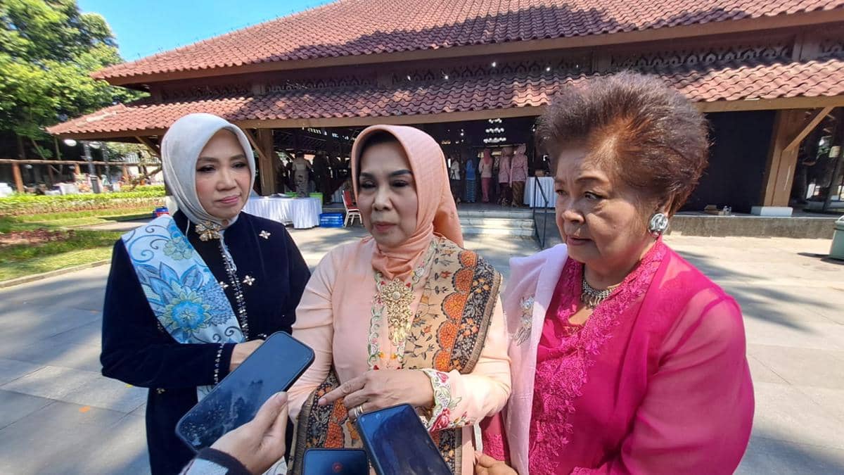 Hari Kebaya Nasional, Ratusan Perempuan Berkebaya di Bandung
