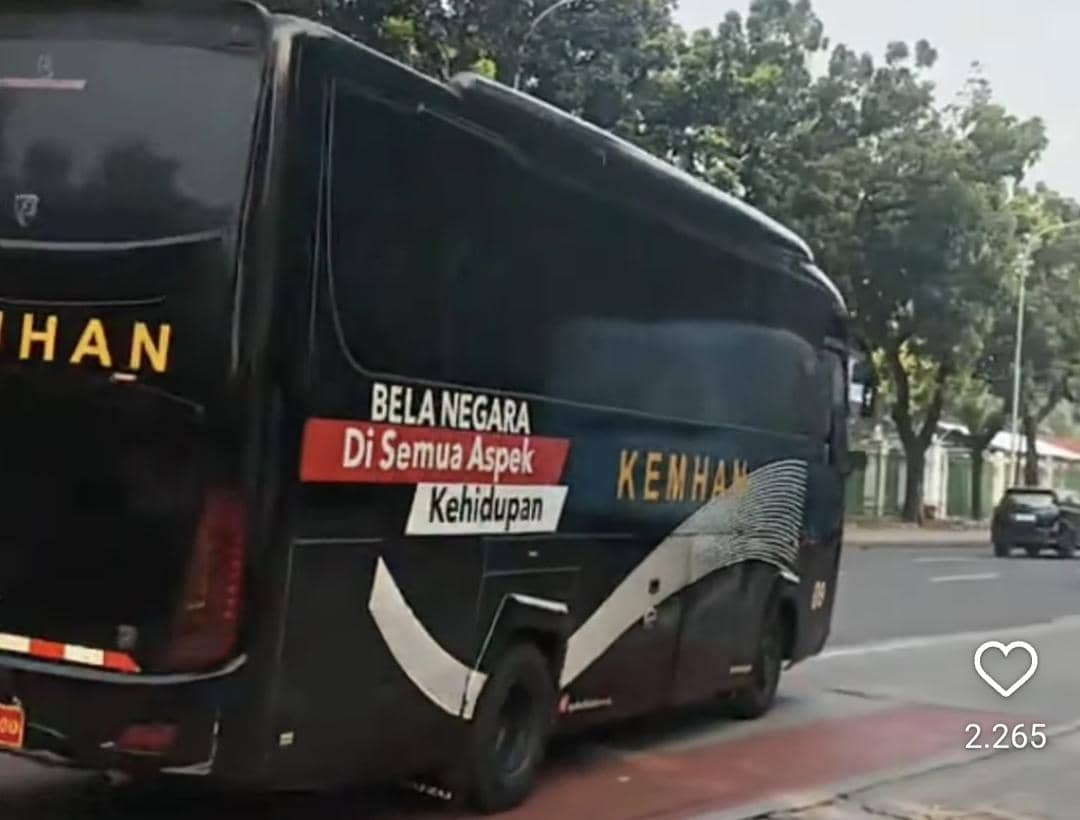 Viral Bus Kementerian Pertahanan Tabrak Lari Ojek Online di Monas