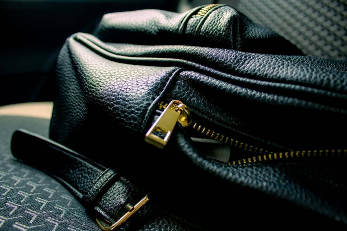 ilustrasi ritsleting tas