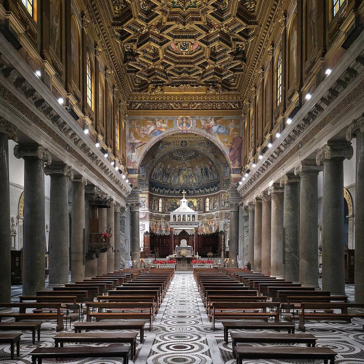 potret interior Basilika St. Maria Trastevere dengan pola dekorasi lantai ikonik bergaya Cosmatesque