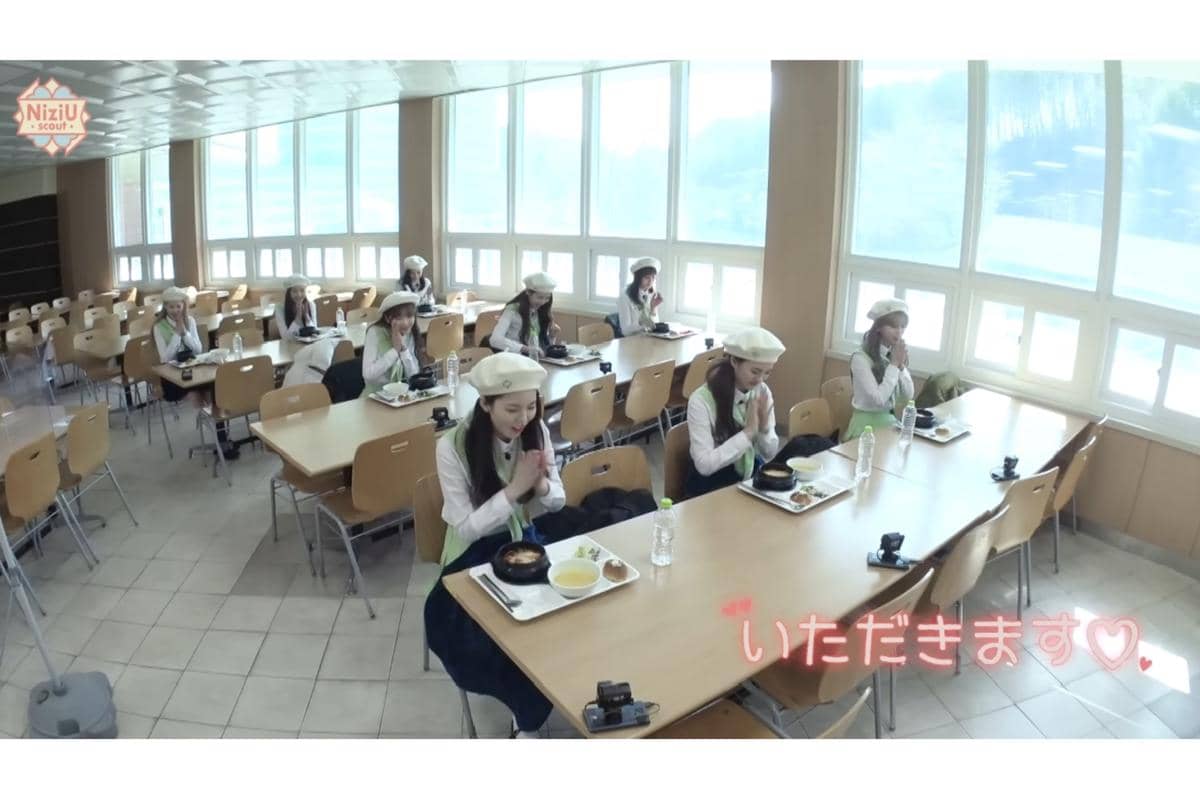 member NiziU semuanya senang dengan menu lunch yang disajikan untuk mereka