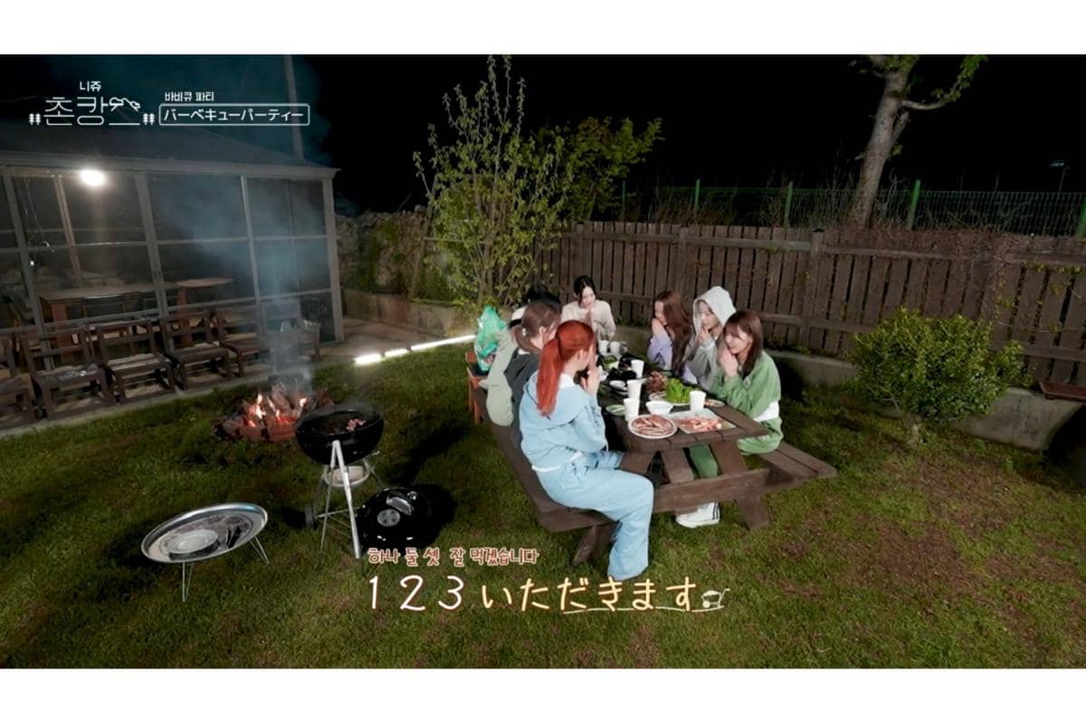 member NiziU asyik barbeque-an di malam hari sambil mengobrol ringan