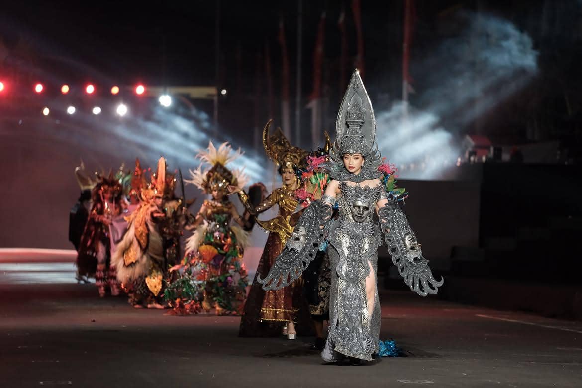 7 Potret Puteri Indonesia di Runway Jember Fashion Carnaval 2026