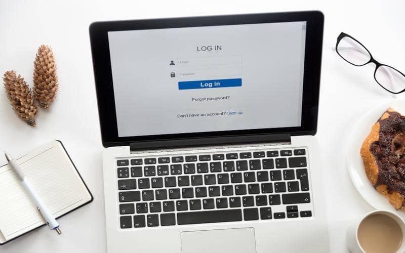 ilustrasi login akun Google melalui laptop