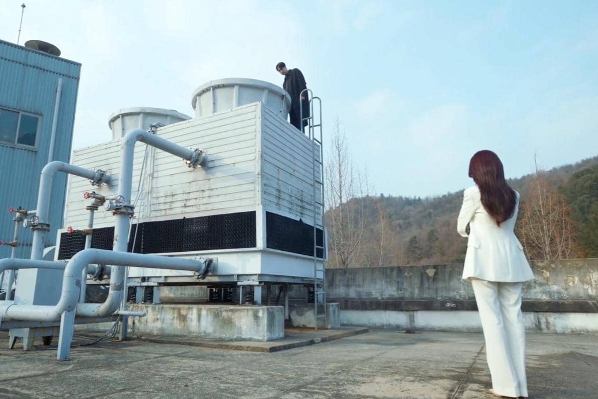 Cuplikan adegan drama Spooky in Love produksi tvN yang memperlihatkan suasana cerita dalam tayangan serial tersebut.