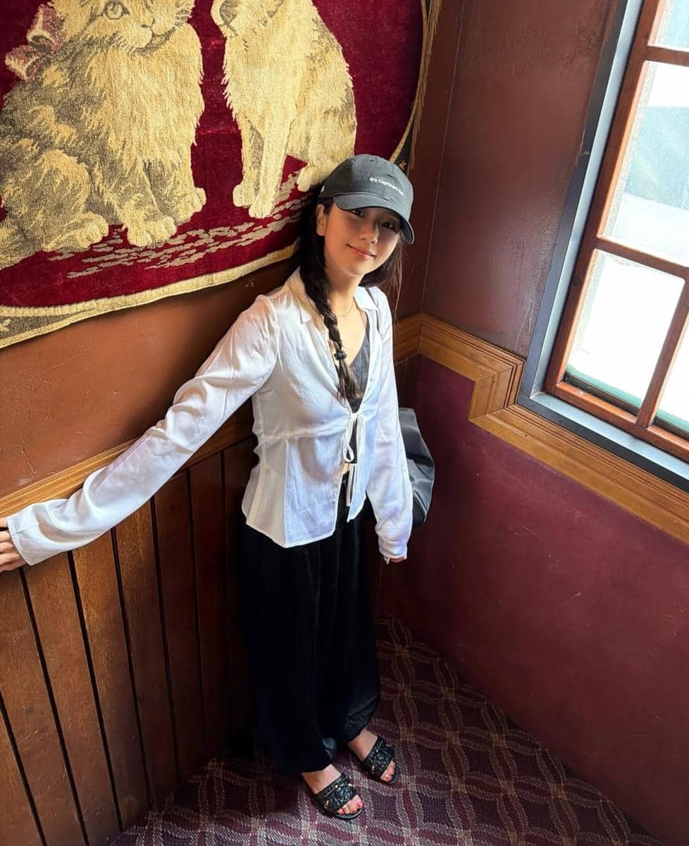 Potret Jisoo BLACKPINK dengan ekspresi tenang, diunggah melalui akun Instagram pribadinya @sooyaaa__.