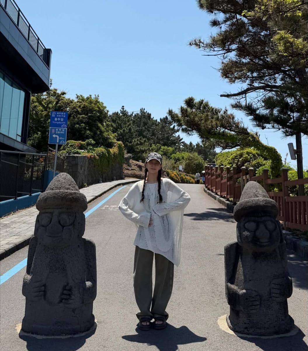 Potret Jisoo BLACKPINK yang diunggah melalui akun Instagram @sooyaaa__, dengan wajah sebagai fokus utama.