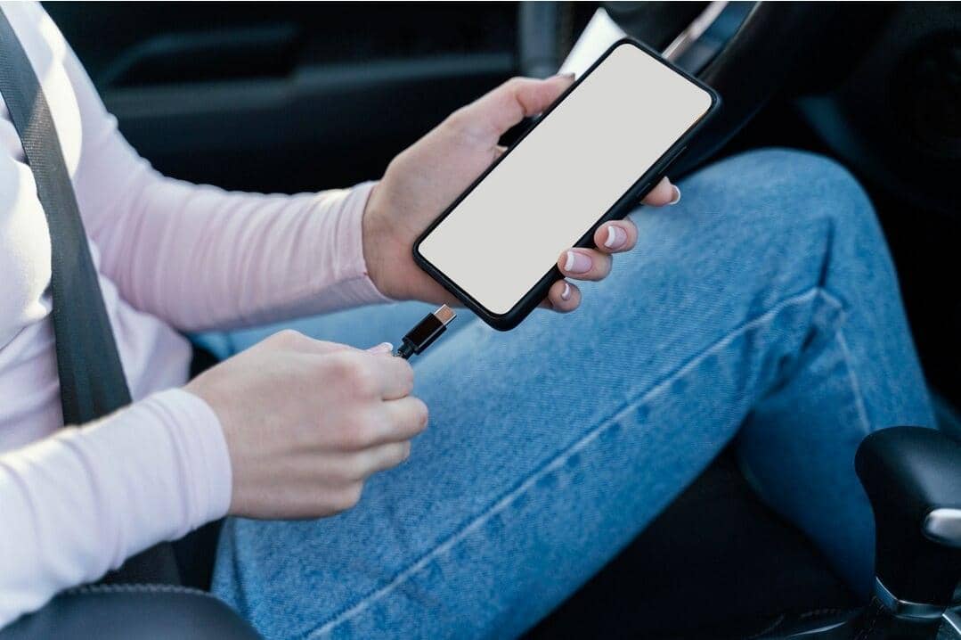 ilustrasi charger handphone di mobil
