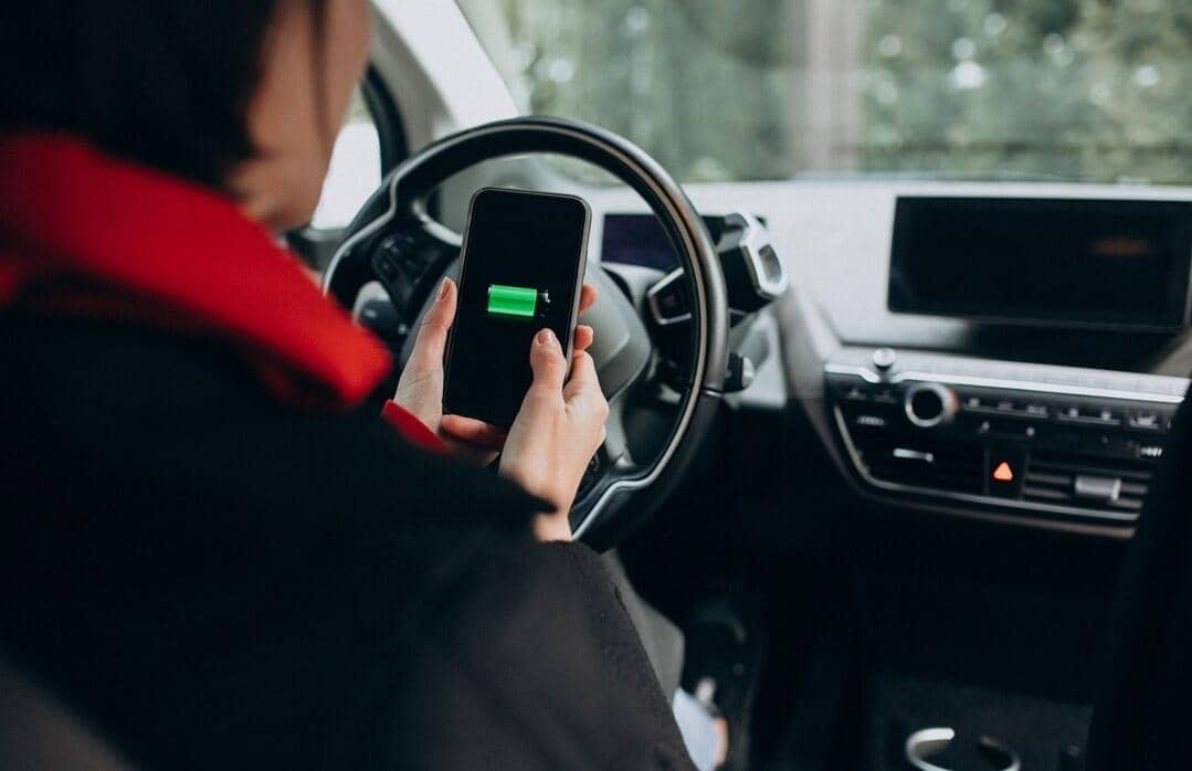 ilustrasi charger handphone di mobil