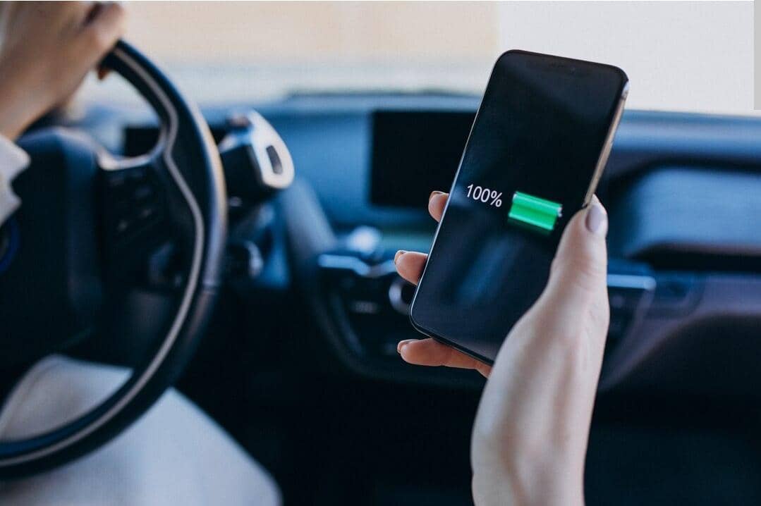 ilustrasi charger handphone di mobil