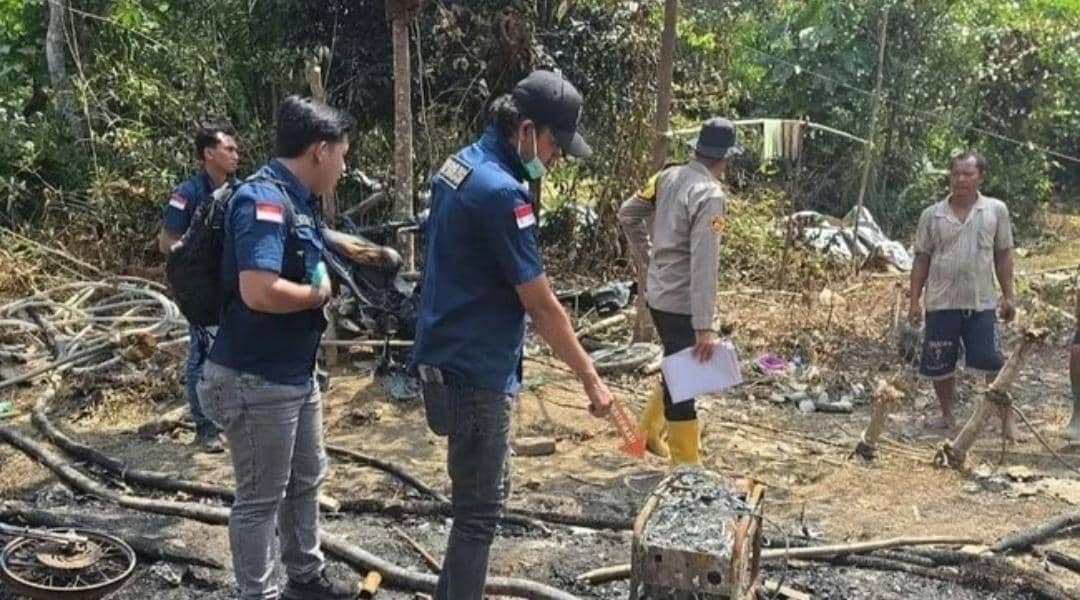 Polisi melakukan olah TKP kebakaran sumur minyak ilegal di Muratara.