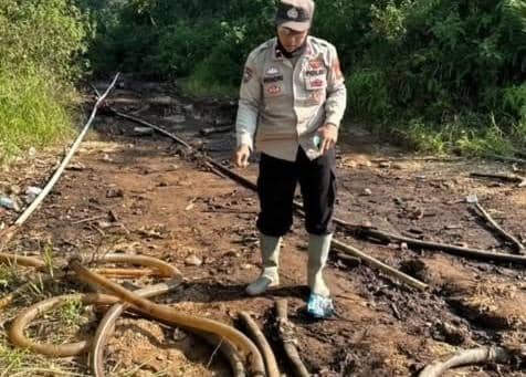 Polisi melakukan olah TKP kebakaran sumur minyak ilegal di Muratara.