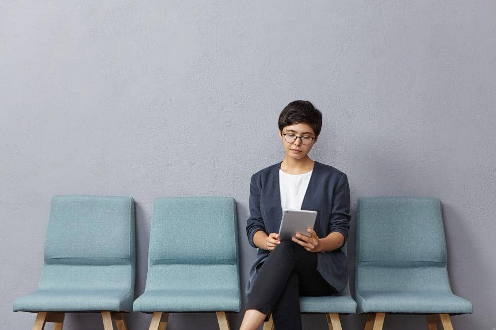 ilustrasi perempuan menunggu interview