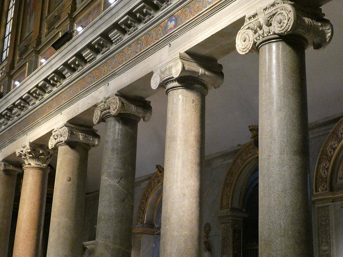 potret kolom atau pilar granit kuno di dalam interior Basilika St. Maria Trastevere yang berasal dari bangunan pagan Romawi kuno