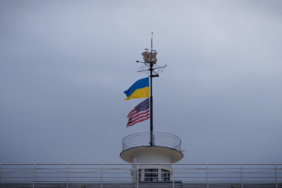 Bendera Amerika Serikat dan Ukraina sedang berkibar.