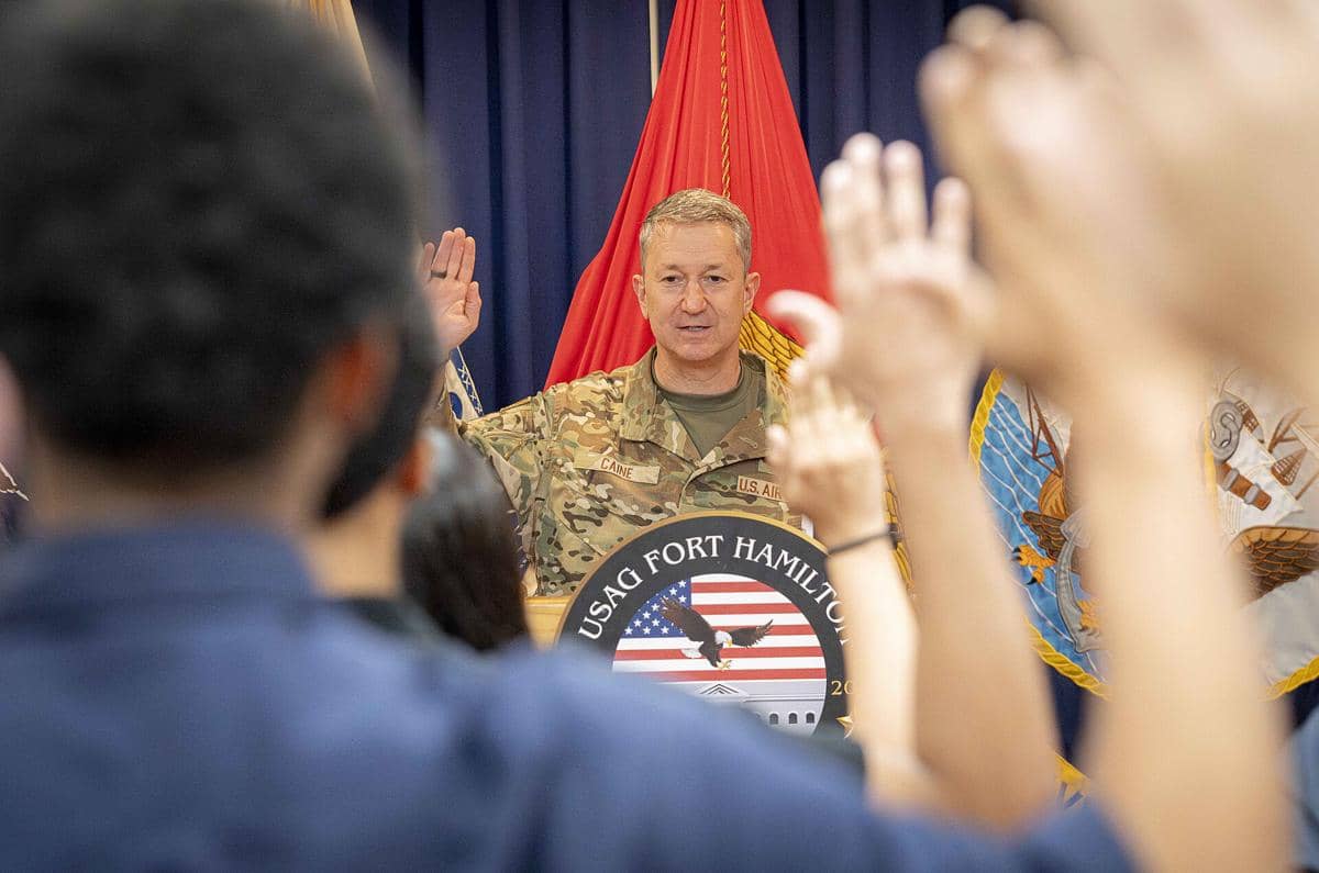 Kepala Staf Gabungan Militer Amerika Serikat, Jenderal Dan Caine, sedang memberikan sumpah kepada tentara baru di Stasiun Pemrosesan Masuk Militer New York (MEPS) di Fort Hamilton, Kota New York, Amerika Serikat, pada 16 Juni 2026.