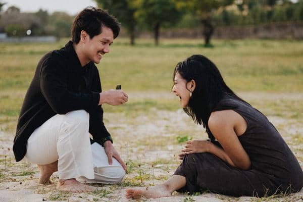 7 Potret Agnes Naomi Dilamar Kekasih di Pinggir Pantai, Romantis