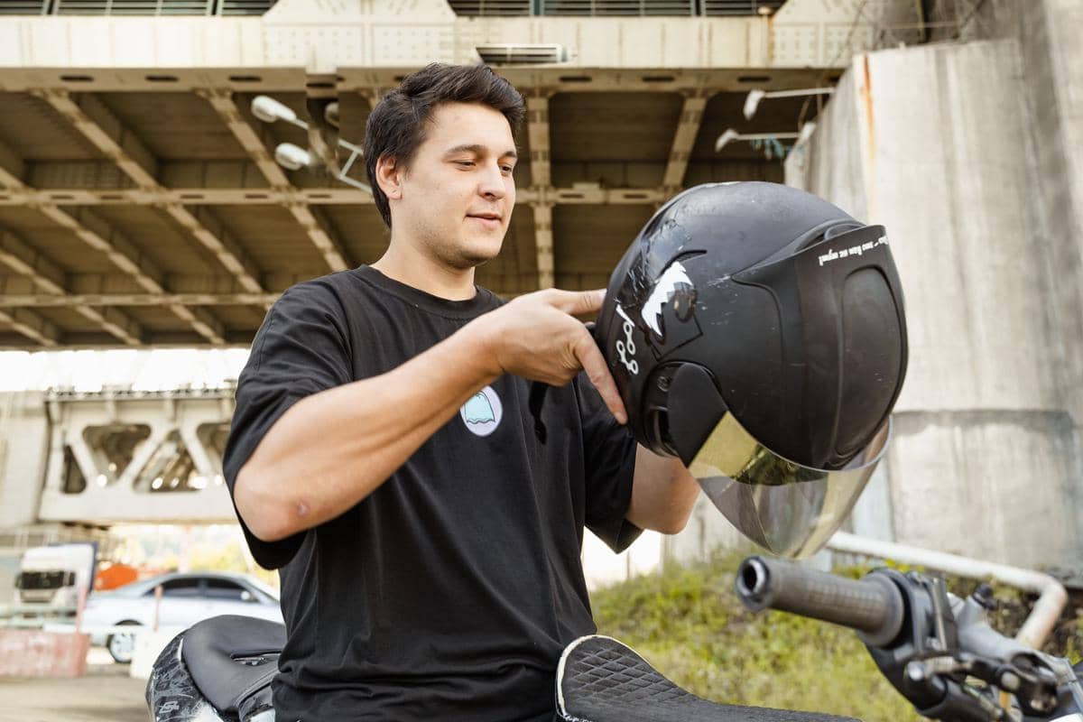 ilustrasi memperhatikan sistem ventilasi udara pada helm