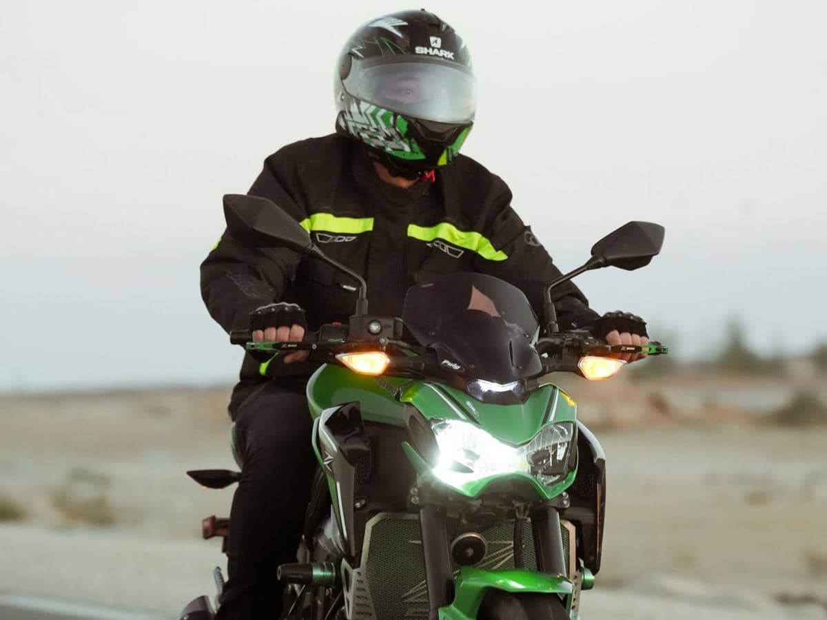 ilustrasi jaket motor dengan fitur pemantul cahaya