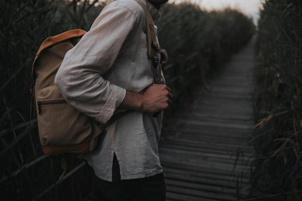 ilustrasi pria memakai backpack atau tas punggung