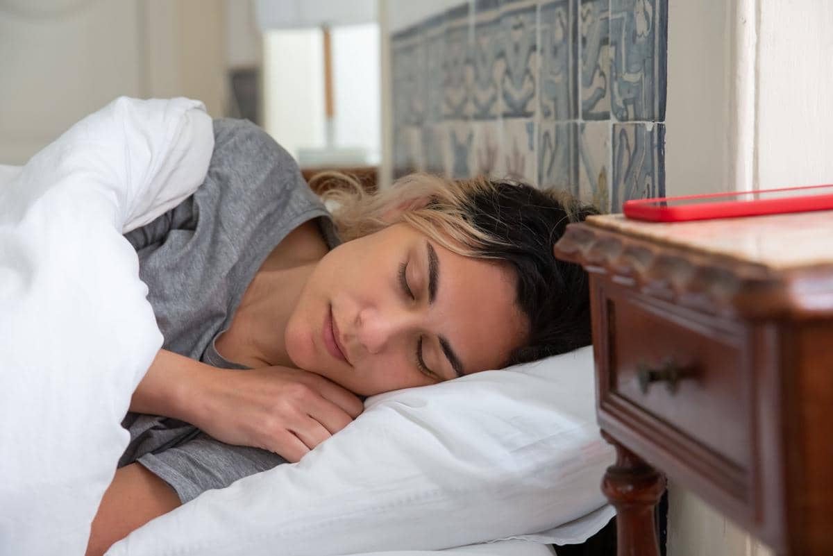 Ilustrasi perempuan sedang tidur