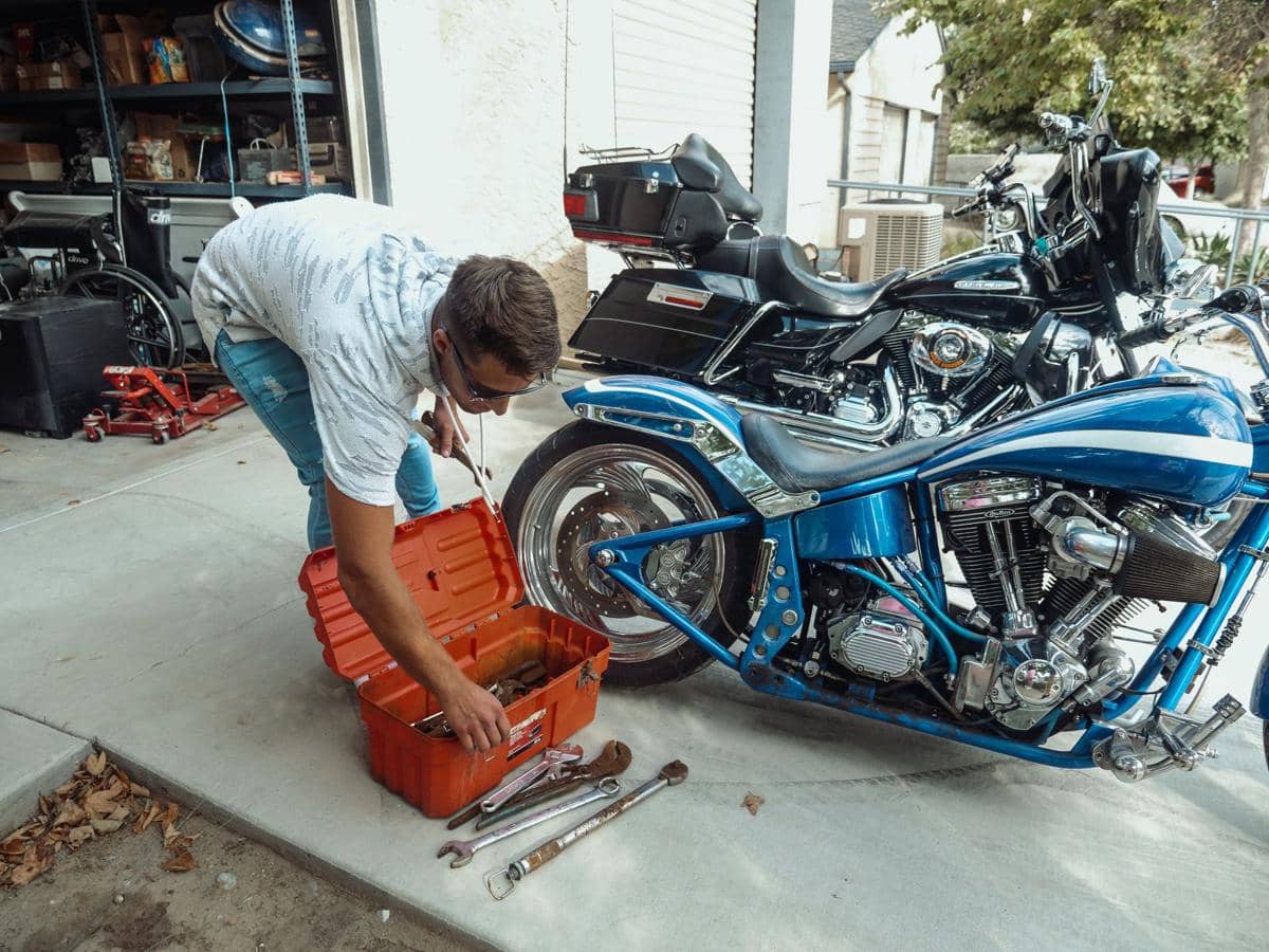 ilustrasi seorang pria sedang memodifikasi motor