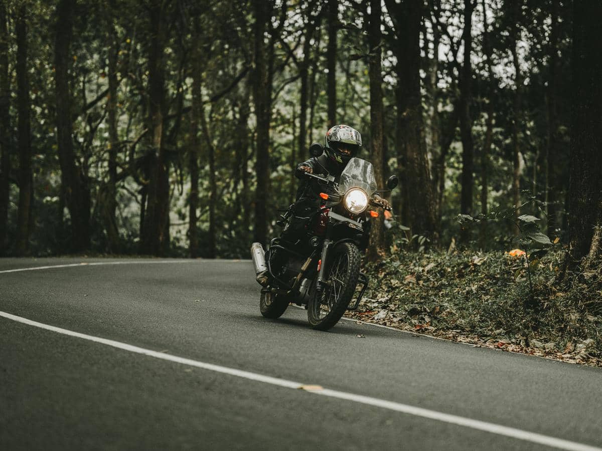 ilustrasi pria sedang mengendarai motor