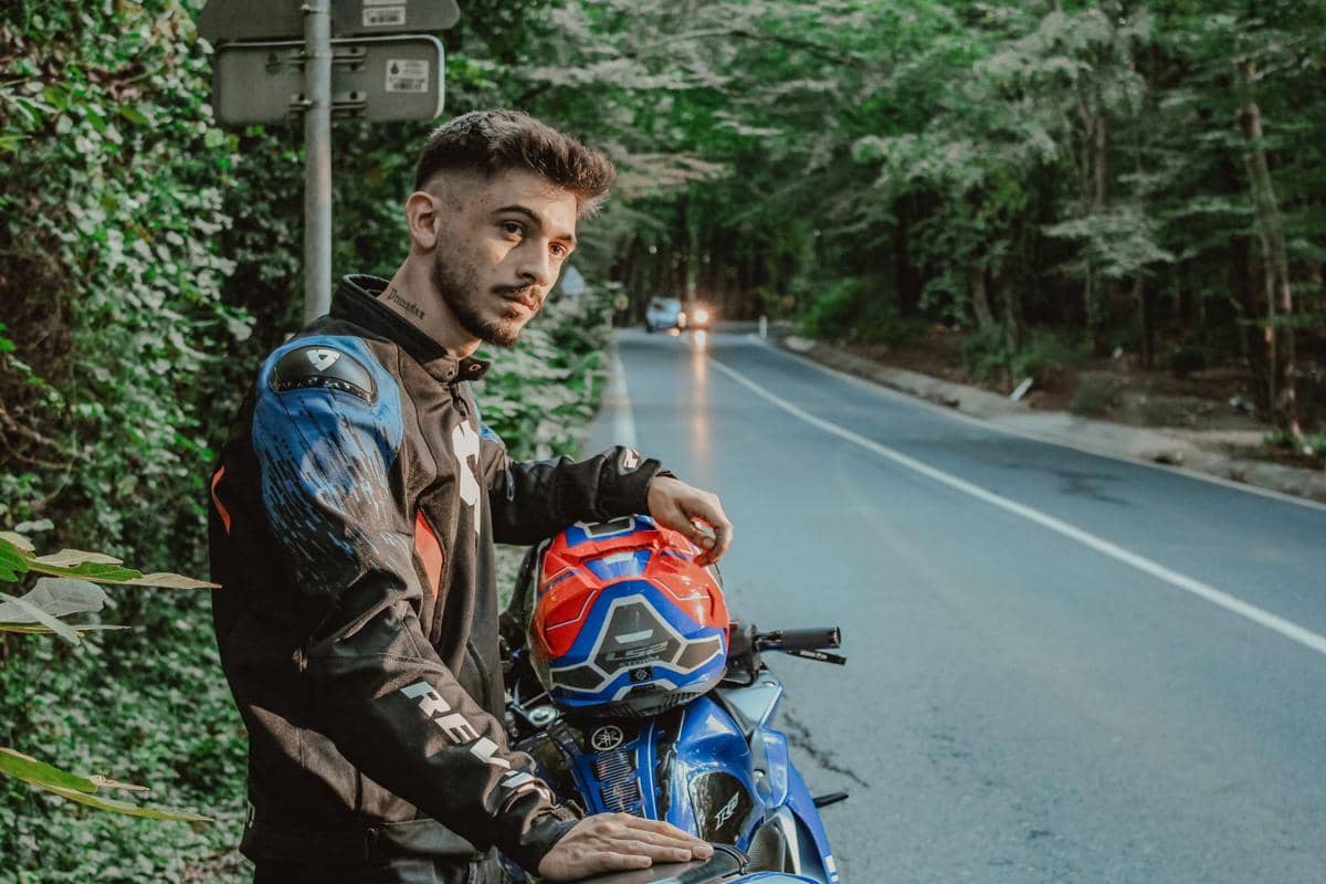 ilustrasi mengenakan jaket motor berbahan mesh