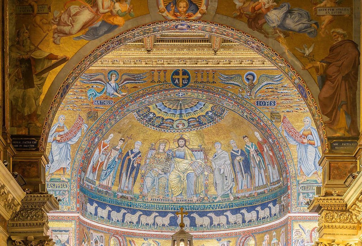 potret mosaik emas dari abad ke-12 dan ke-13 yang memesona di bagian apse gereja