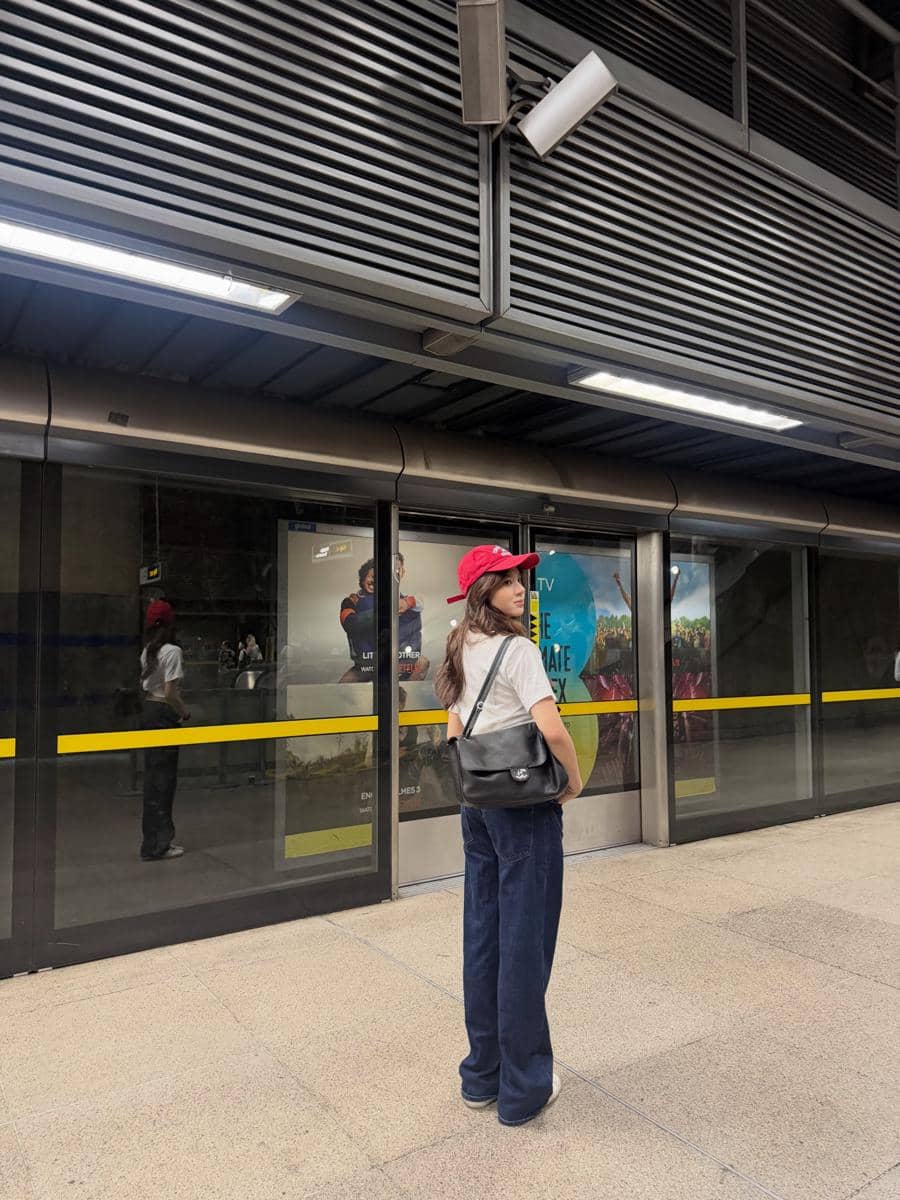 Azizi Asadel berpose saat berjalan-jalan di kawasan Big Ben, London, dengan latar arsitektur khas ibu kota Inggris.
