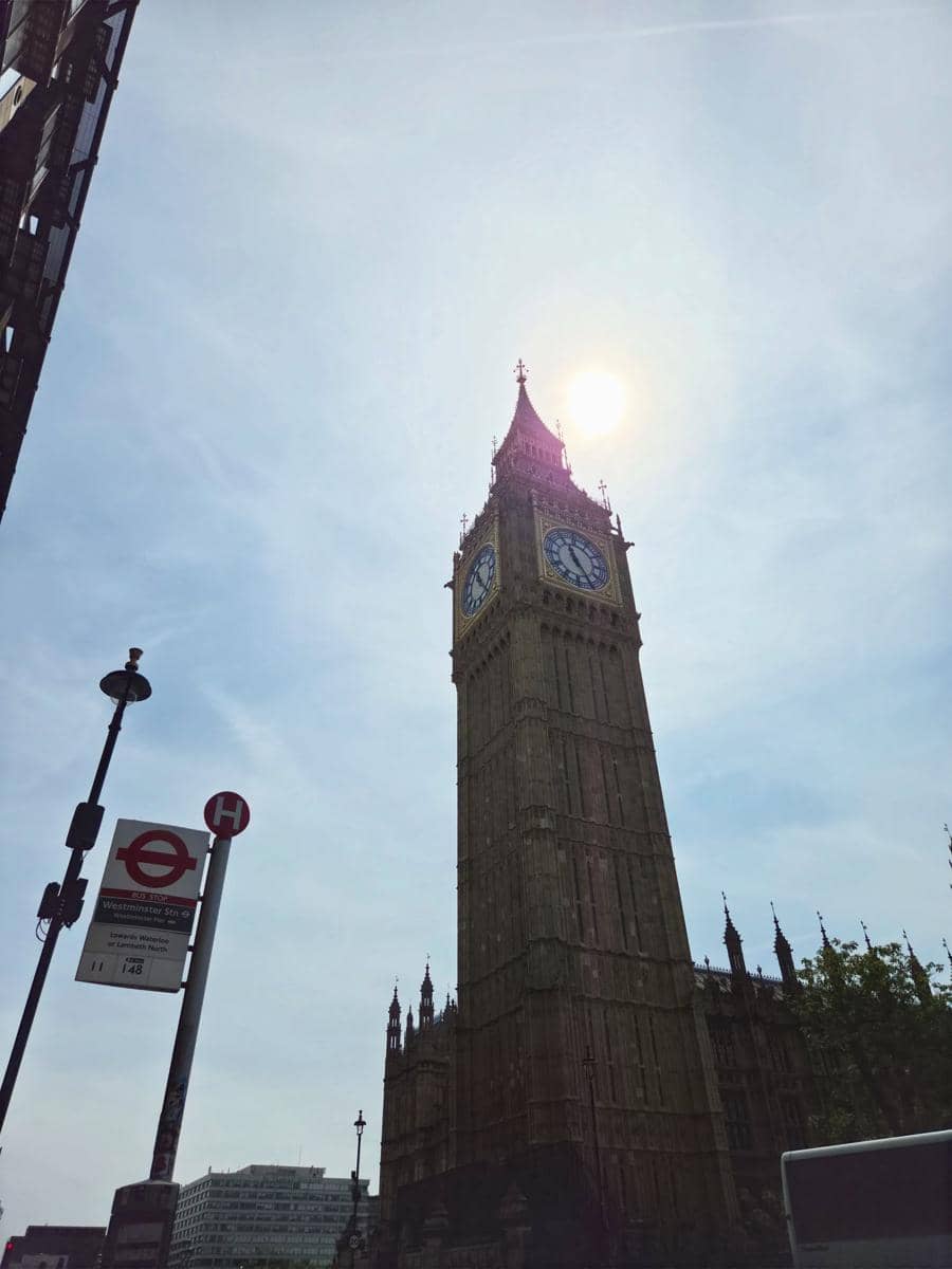 Azizi Asadel berjalan-jalan di kawasan Big Ben, London, dengan latar ikon jam terkenal di ibu kota Inggris.