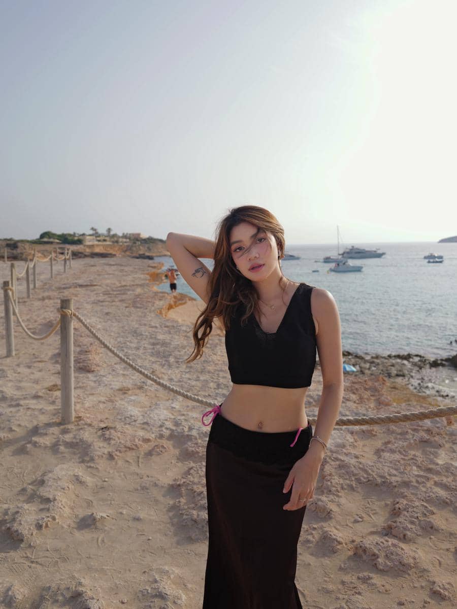 Regina Phoenix berlibur di Pantai Cala Conta, Ibiza