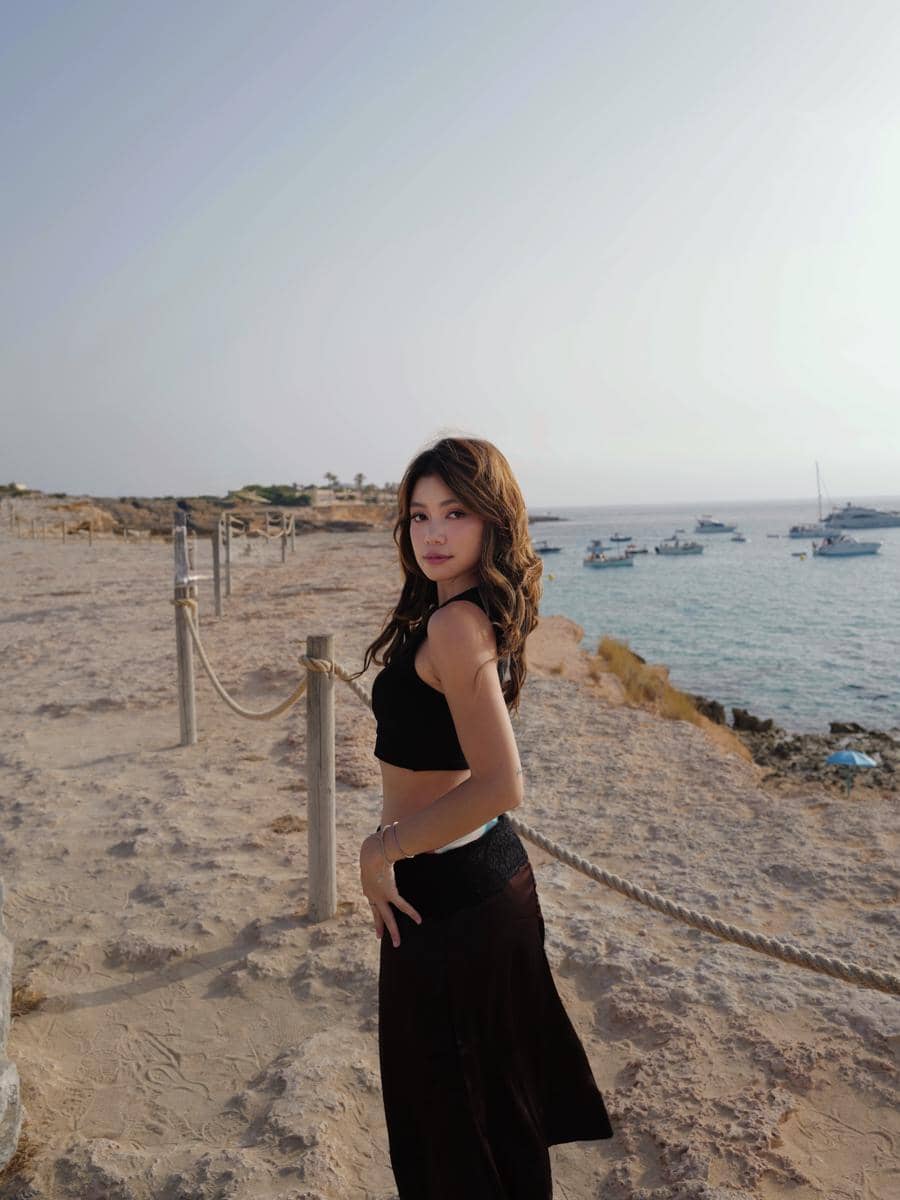 Regina Phoenix berlibur di Pantai Cala Conta, Ibiza