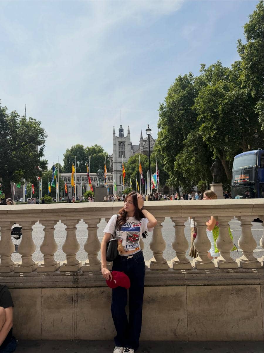 Azizi Asadel berjalan-jalan di kawasan sekitar Big Ben di London, menikmati suasana di dekat ikon kota tersebut.