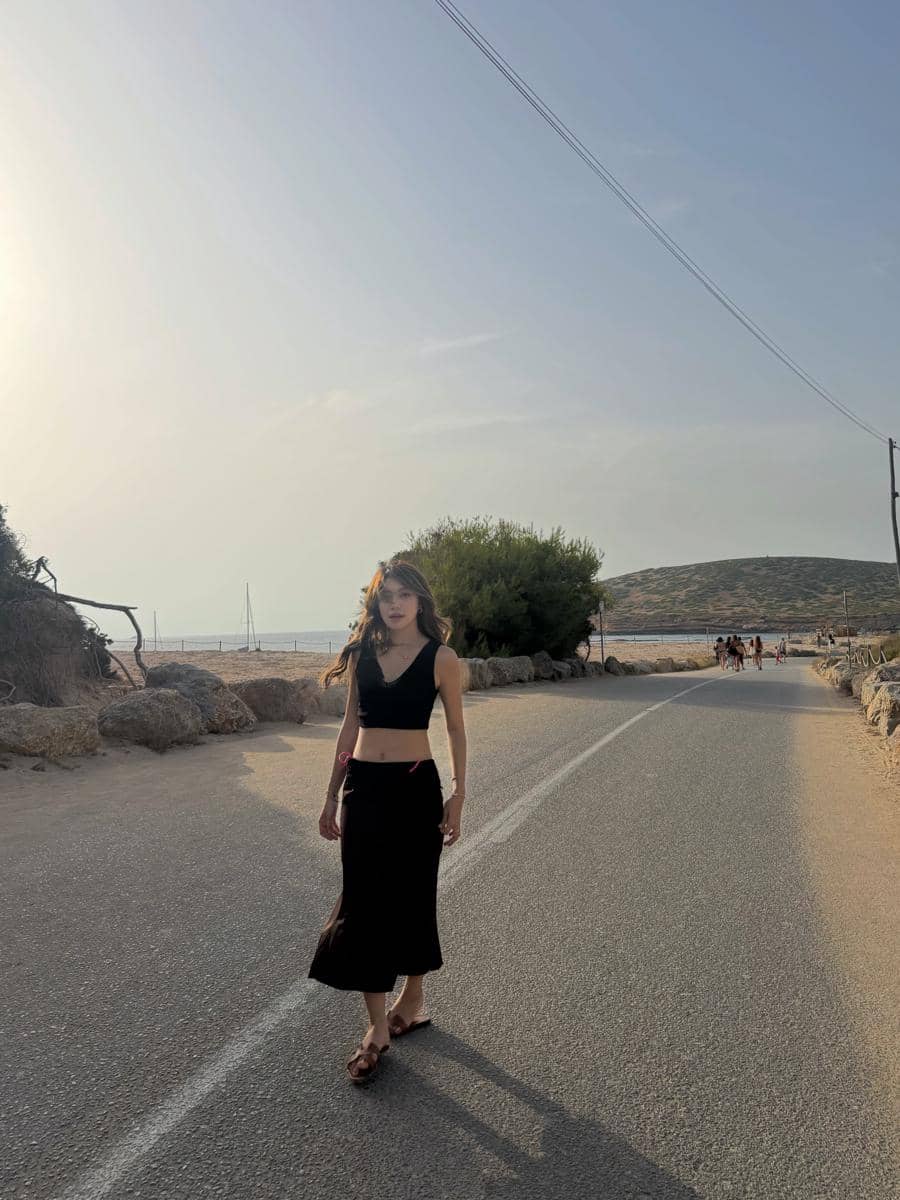 Regina Phoenix berlibur di Pantai Cala Conta, Ibiza