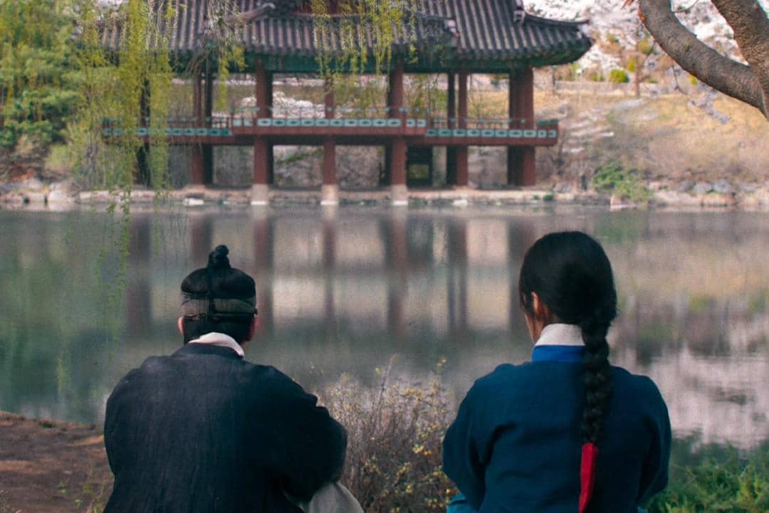 Cuplikan adegan drama The East Palace dari unggahan akun Instagram Netflix Korea dengan suasana serial.