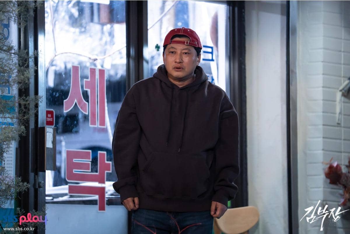 Potongan adegan dari drama Korea Agent Kim Reactivated produksi SBS dalam tangkapan layar serial tersebut.