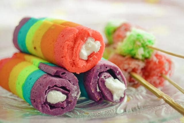 5 Langkah Membentuk Bolu Gulung Rainbow Mini agar Tidak Patah