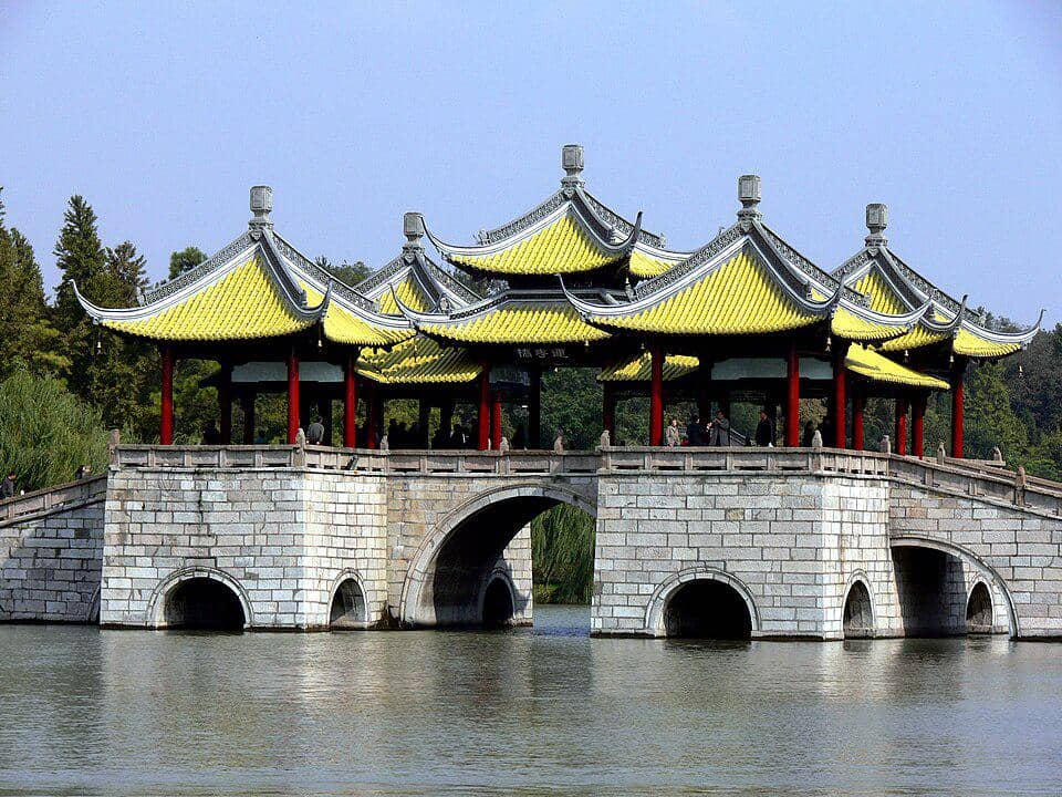 Jembatan Lima Paviliun di Yangzhou membentang di atas danau, dengan lima bangunan beratap tradisional di sepanjang jalurnya.
