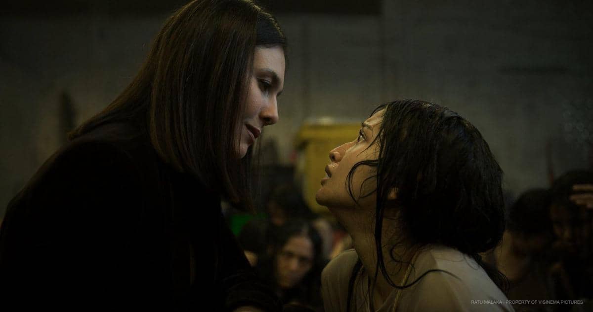 Still cut film Ratu Malaka menampilkan Wulan Guritno dan Claresta Taufan dalam sebuah adegan