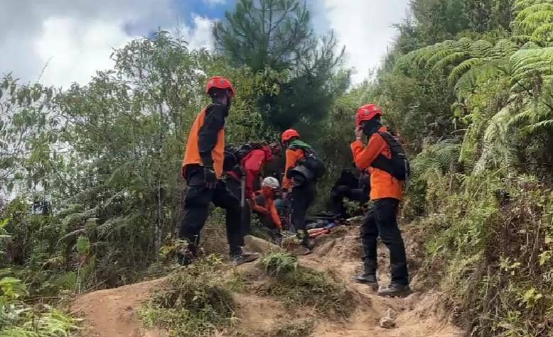 Tim Rescuer Basarnas Makassar mengevakuasi seorang pendaki yang mengalami cedera usai terjatuh dari hammock di Gunung Bulu Baria, Gowa, Sula